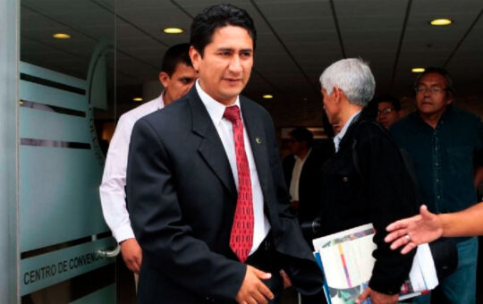 Vladimir Cerrón pide indemnización de casi 100 mil soles