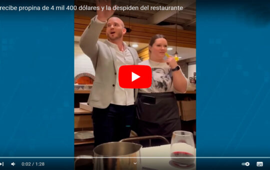 Mesera recibe 4 mil 400 dólares, pero es despedida por no compartirla [VIDEO]