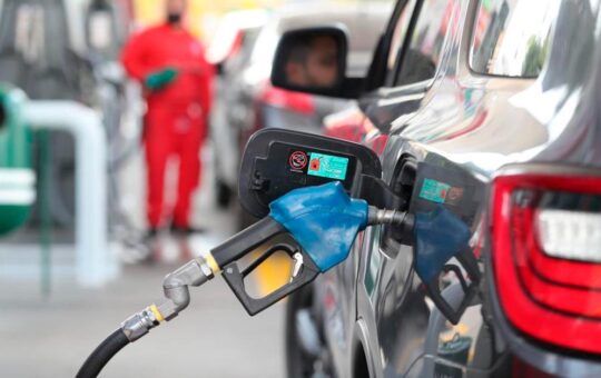 Gobierno exonera al COMBUSTIBLE del ISC y baja los precios