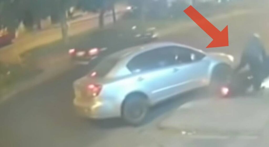 Taxista embiste a ladrones