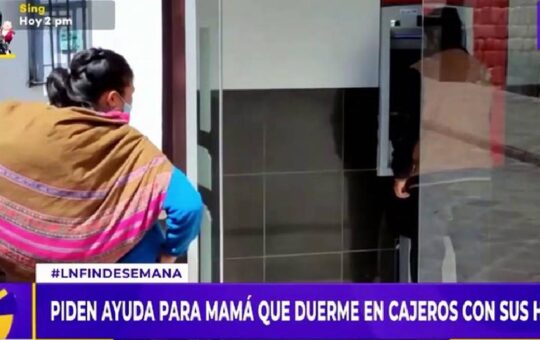 Madre que duerme con sus hijos en cajeros automáticos