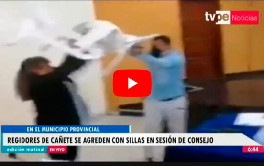 VERGÜENZA INTERNACIONAL: Regidores se agarran a “silletazos” en pleno debate [VIDEO]