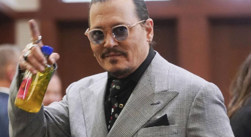 Johnny Depp gana a Amber Heard