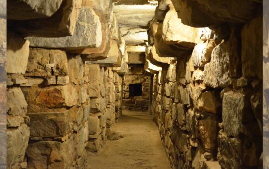 Descubren red de pasadizos subterráneos bajo un templo [VIDEO]