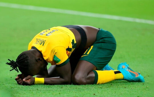 Awer Mabil habría incumplido normas FIFA y su selección quedaría descalificada