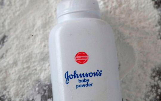 Johnson & Johnson dejará de vender un producto para bebes “cancerígeno”