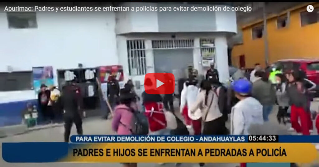 Escolares y padres de familia se enfrentan a la policía para evitar demolición de colegio [VIDEO]