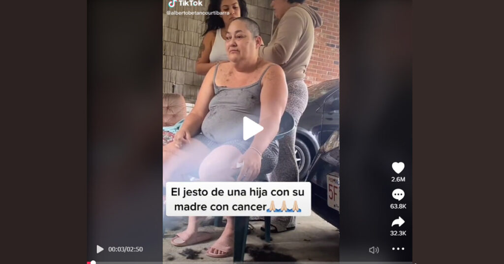 CONMOVEDOR: Hija se rapa el pelo como muestra de afecto a su madre con cáncer
