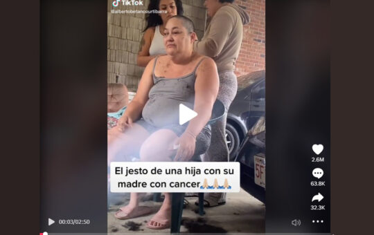 CONMOVEDOR: Hija se rapa el pelo como muestra de afecto a su madre con cáncer