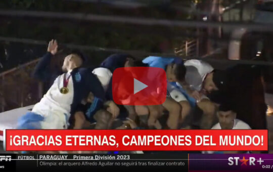 Celebración de selección argentina casi acaba en tragedia [VIDEO]
