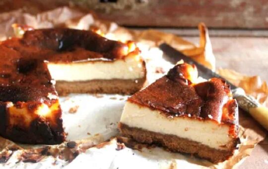 Tarta de queso con base de galleta al horno