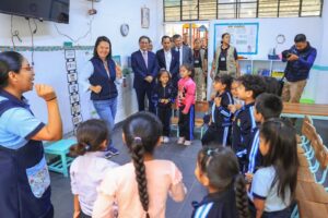 Entrega gratuita de buzos y calzado escolar