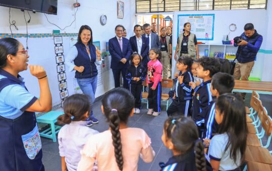 Entrega gratuita de buzos y calzado escolar